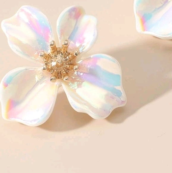 💖2/$30 Boho Gold white Daisy Flower dainty iridescent Stud cottagecore earrings - Picture 6 of 16